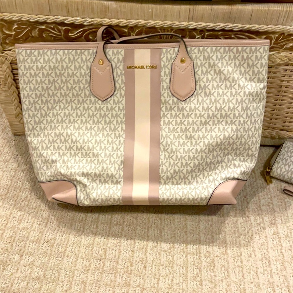 Michael kors tote bag and matching wallet